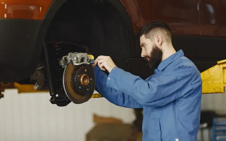 Bremsenservice – Bremsscheiben und Beläge