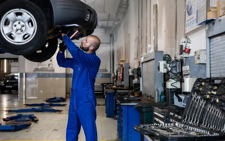 TÜV- und HU-Vorbereitung auf der Hebebühne
